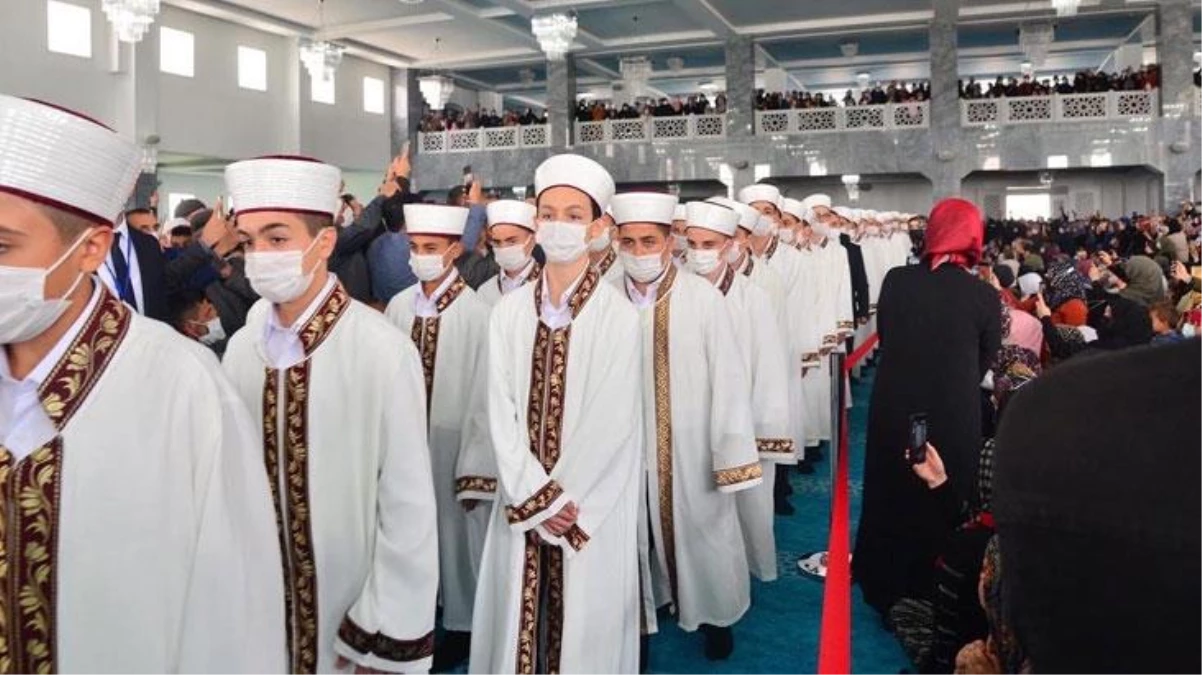 Camide düzenlenen hafızlık icazet töreninde protokol yolu oluşturulduğu iddiası