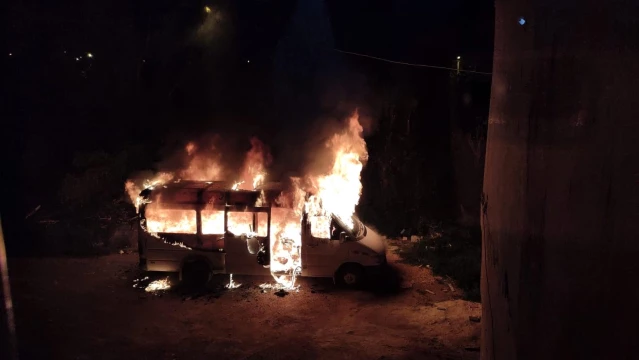 Hatay'da park halindeki öğrenci servisi kundaklandı