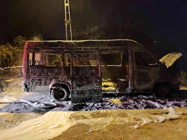 Hatay'da park halindeki öğrenci servisi kundaklandı