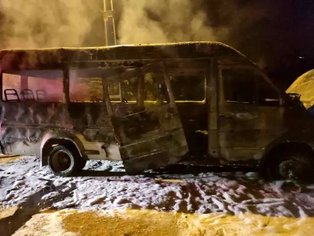 Hatay'da park halindeki öğrenci servisi kundaklandı