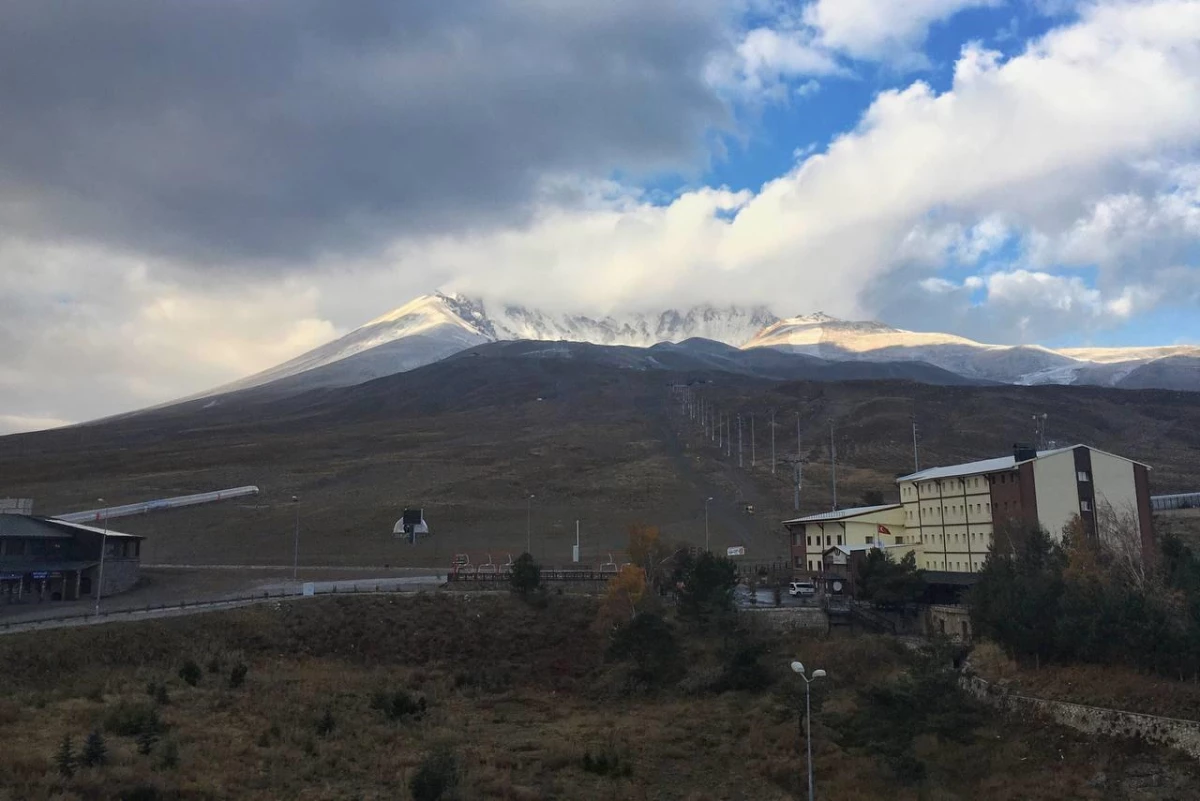 İç Anadolu\'nun en yüksek dağı Erciyes\'e kar yağdı