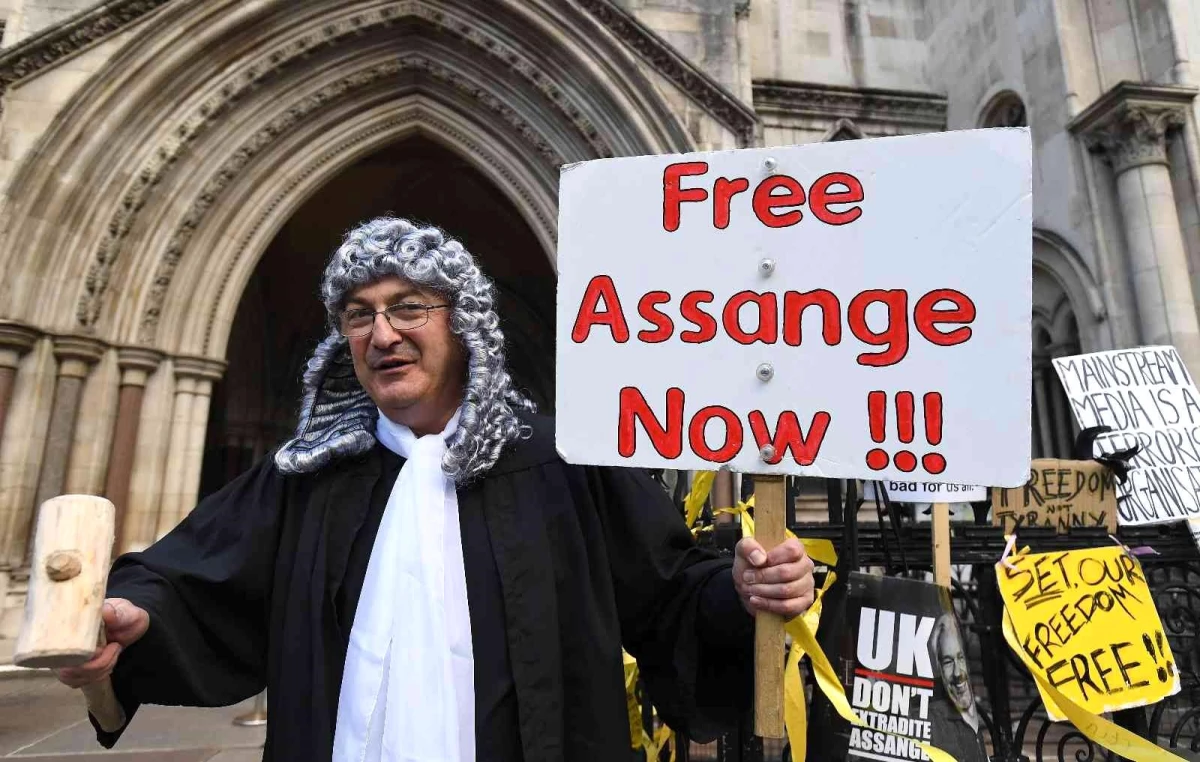 Mahkeme önünde toplanan göstericiler, WikiLeaks\'in kurucusu Assange\'ın serbest bırakılmasını istedi (2)