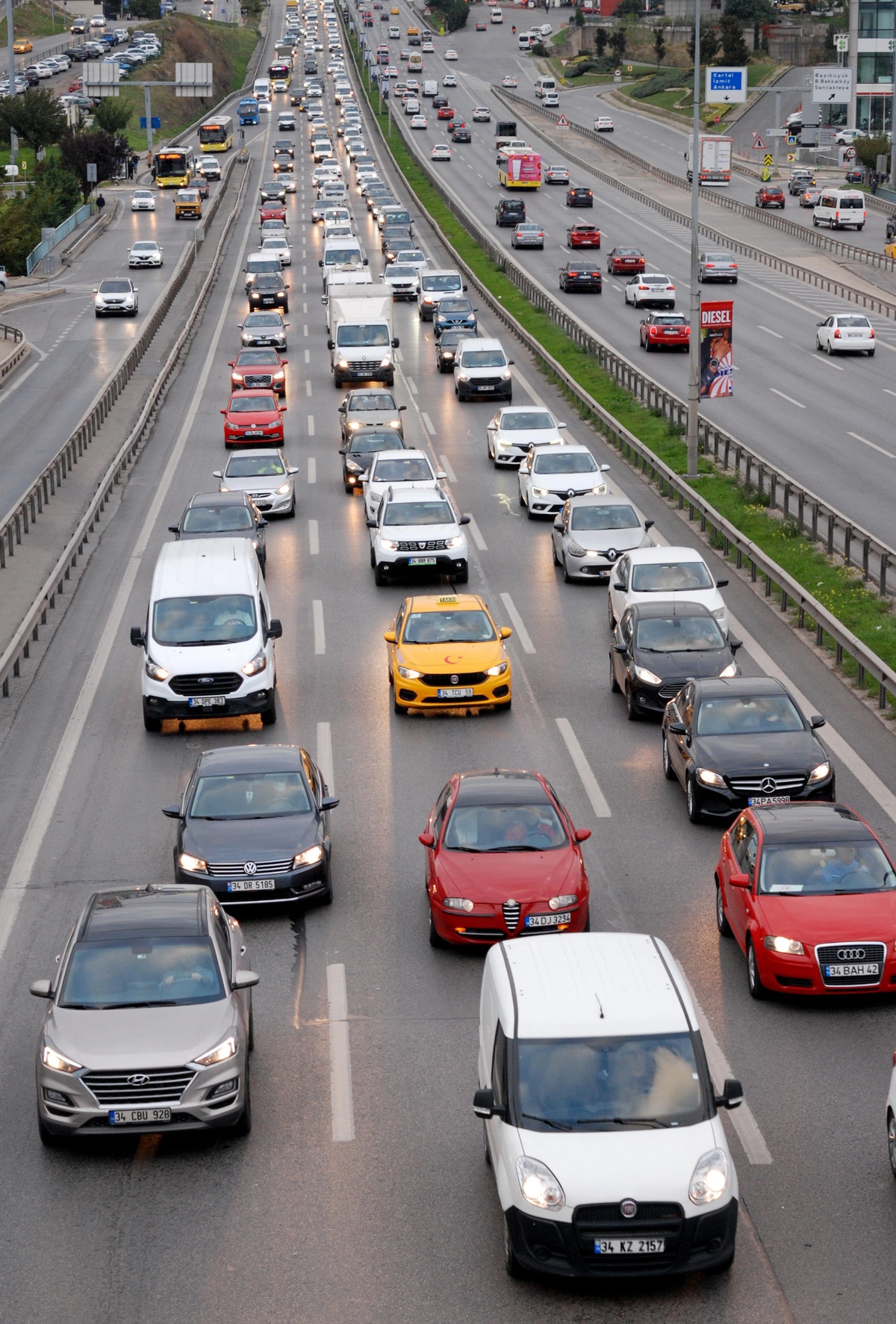 İstanbul\'da bazı güzergahlarda trafik yoğunluğu yaşanıyor