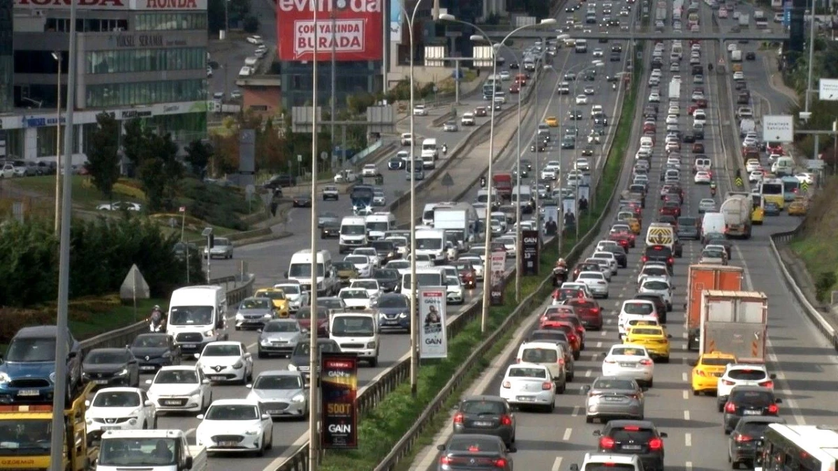 İstanbul\'da Cumhuriyet Bayramı öncesi trafik yoğunluğu rekor seviyeye ulaştı