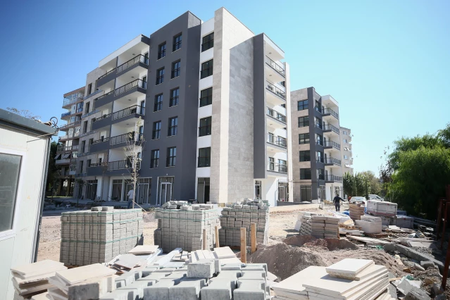 İzmir'de depremzedeler yeni evlerine kavuşmaya başlıyor
