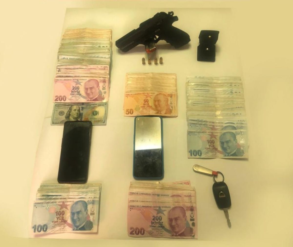Son dakika haber | İzmir\'de silahla 75 bin lira gasp ettikleri belirlenen şüpheliler tutuklandı