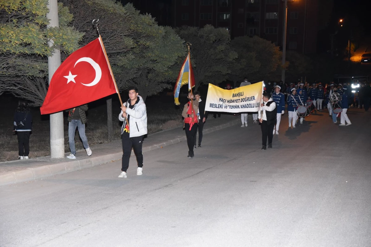 Kırıkkale\'de Cumhuriyet Bayramı için fener alayı yapıldı