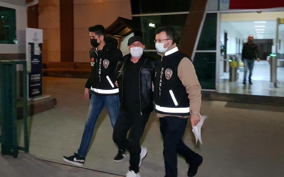 Kocaeli\'de iki otomobilin çarpıştığı kazada 3 kişi yaralandı