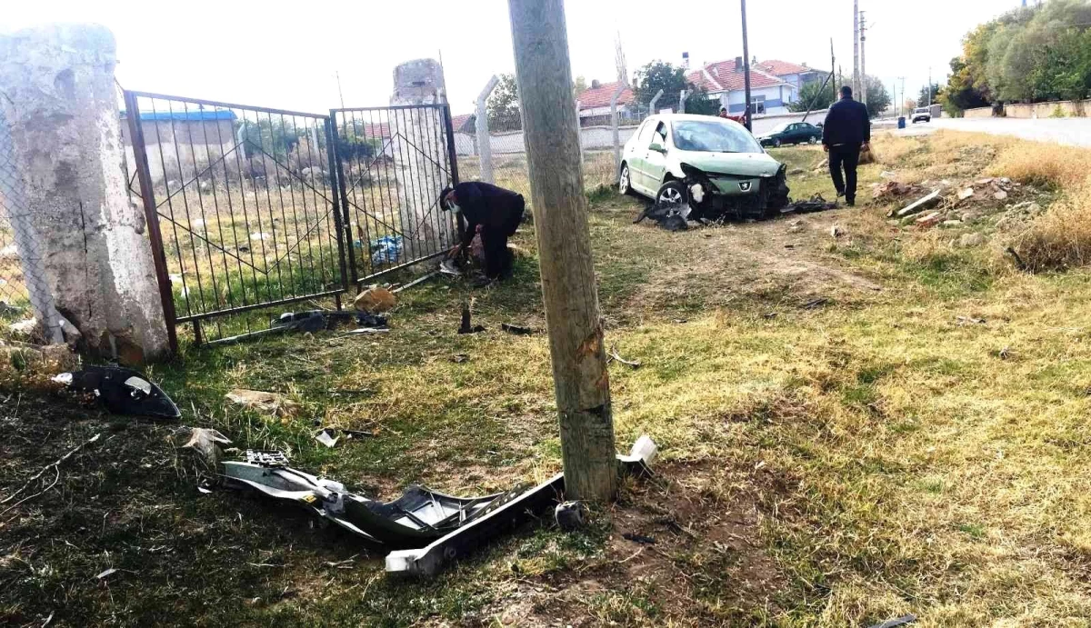 Konya\'da otomobil telefon direğine çarptı: 1 yaralı
