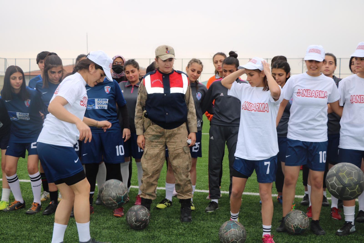 Son dakika haberleri! Malatya\'da jandarma, kadın futbolcuların Cumhuriyet Bayramı\'nı kutladı