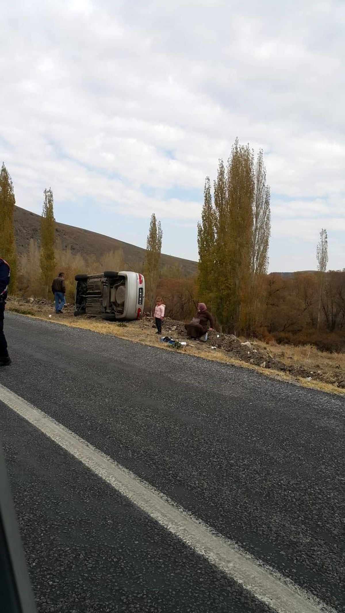 Otomobil şarampole devrildi: 3 yaralı
