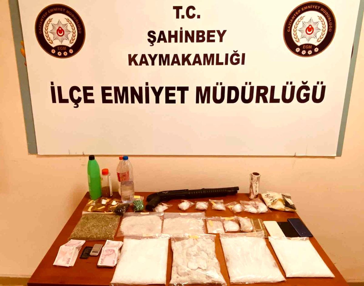 Son dakika: Polis uyuşturucu satıcılarına göz açtırmıyor: 2 gözaltı