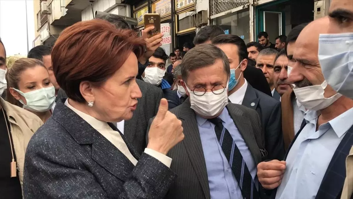 Akşener\'in esnaf ziyaretinde arbede! Partililer faili meçhul sorusu soran kişinin üzerine yürüdü