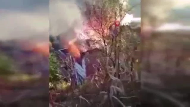 Rize'de 1 kişinin öldüğü yangında patlama anı kameraya yansıdı