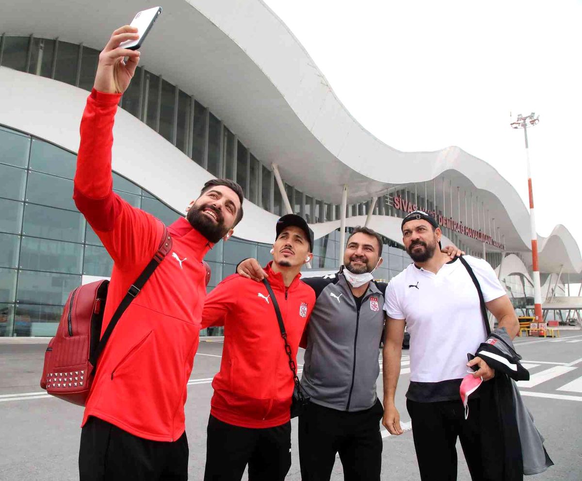 Sivasspor kafilesi İzmir\'e ulaştı