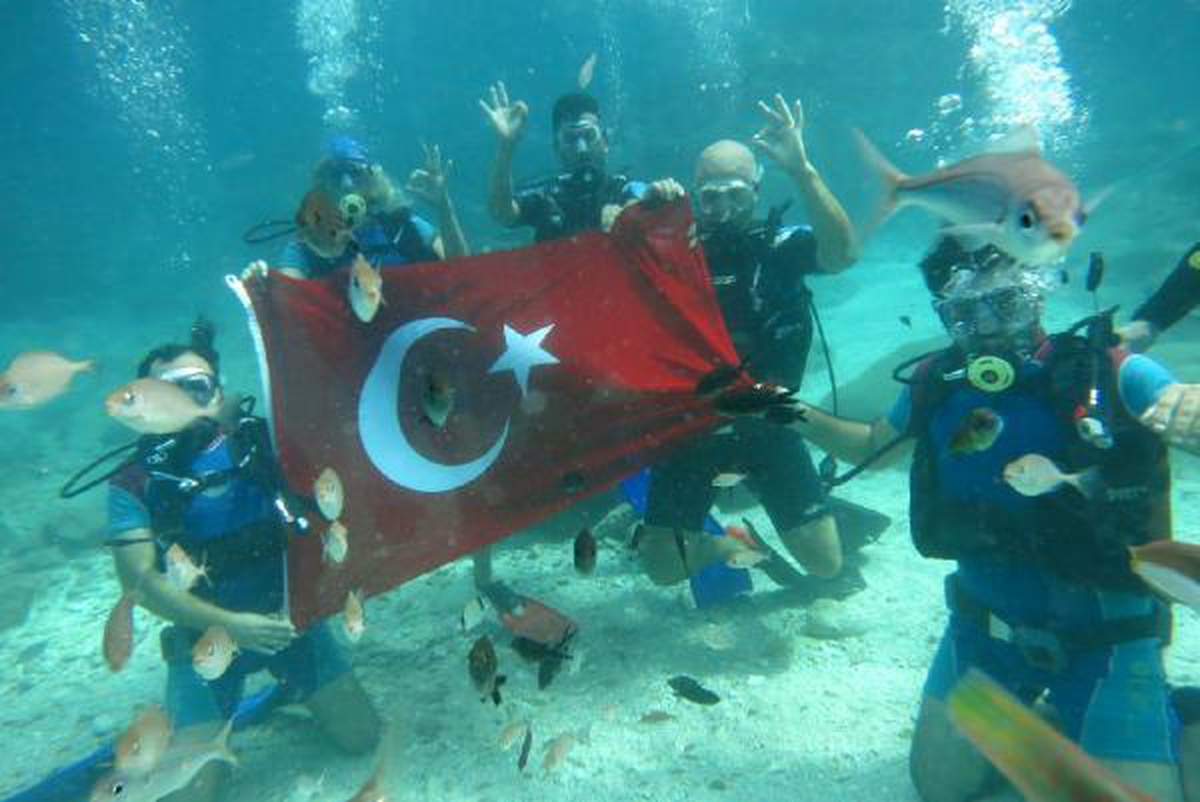 Su altında bayraklı cumhuriyet kutlaması