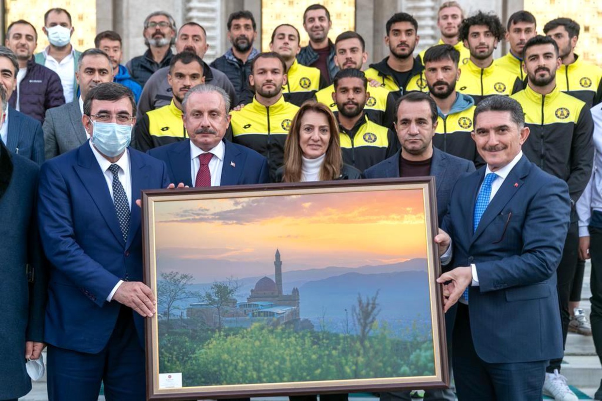 Türkiye Büyük Millet Meclisi Başkanı Şentop Ağrı 1970 Spor Kulübü\'nü kabul etti
