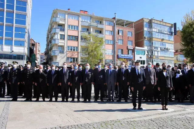 Uşak'ta 29 Ekim Cumhuriyet Bayramı çelenk sunumuyla başladı