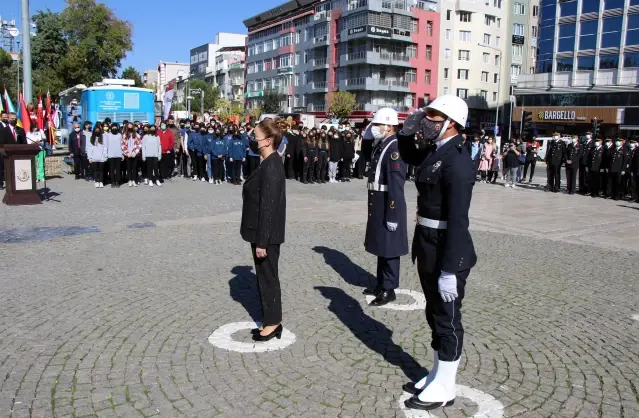 Uşak'ta 29 Ekim Cumhuriyet Bayramı çelenk sunumuyla başladı