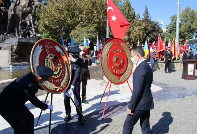 Uşak'ta 29 Ekim Cumhuriyet Bayramı çelenk sunumuyla başladı