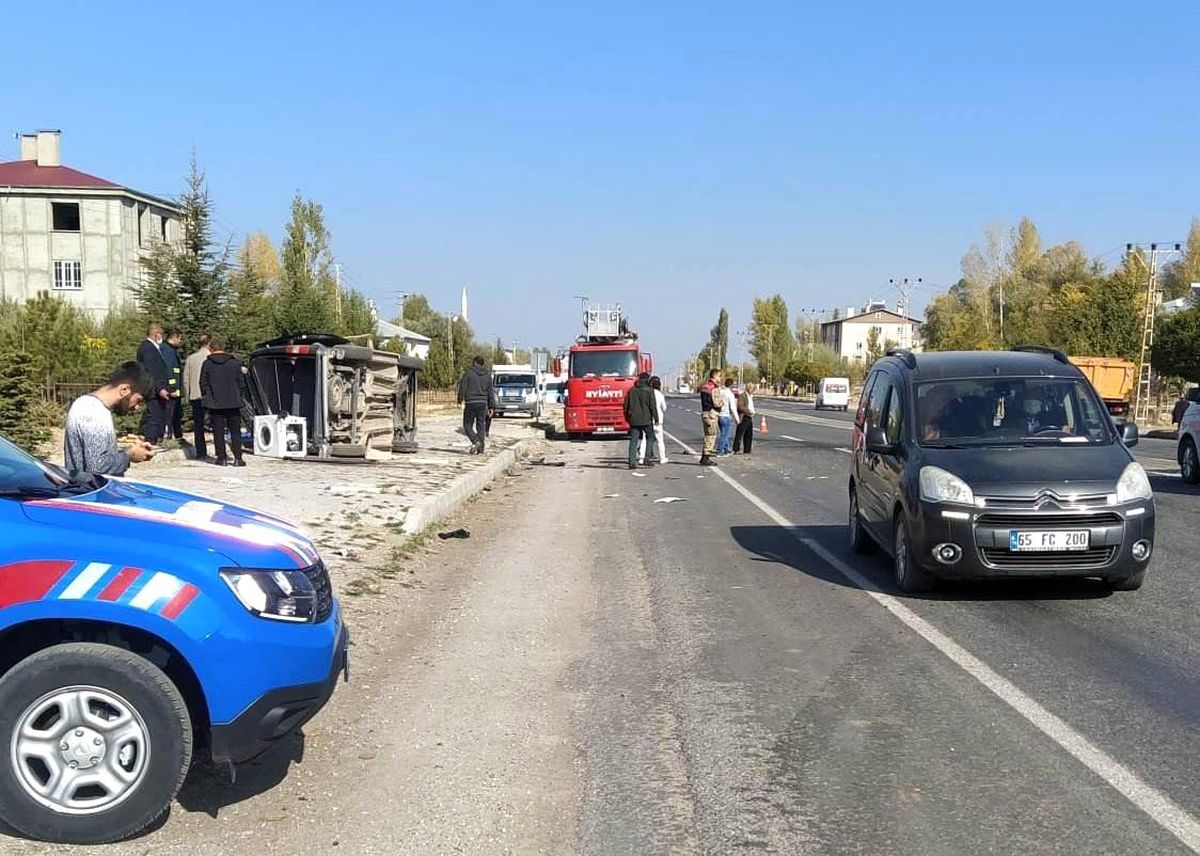 Van\'da tır ile kamyonet çarpıştı: 2 yaralı
