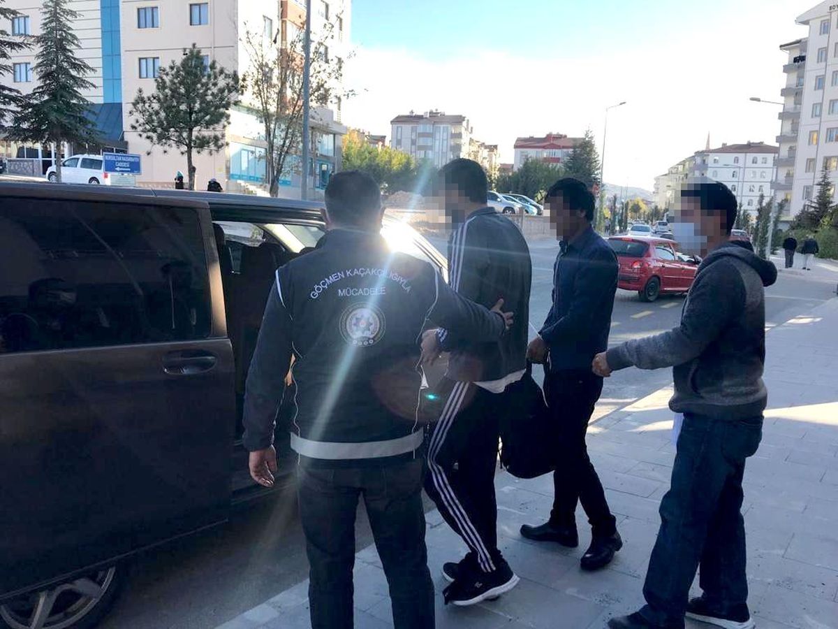 Yabancı uyruklu 2 şahıs sınır dışı edildi