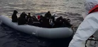 Yunan unsurlarınca botları delinen 21 kaçak göçmen kurtarıldı