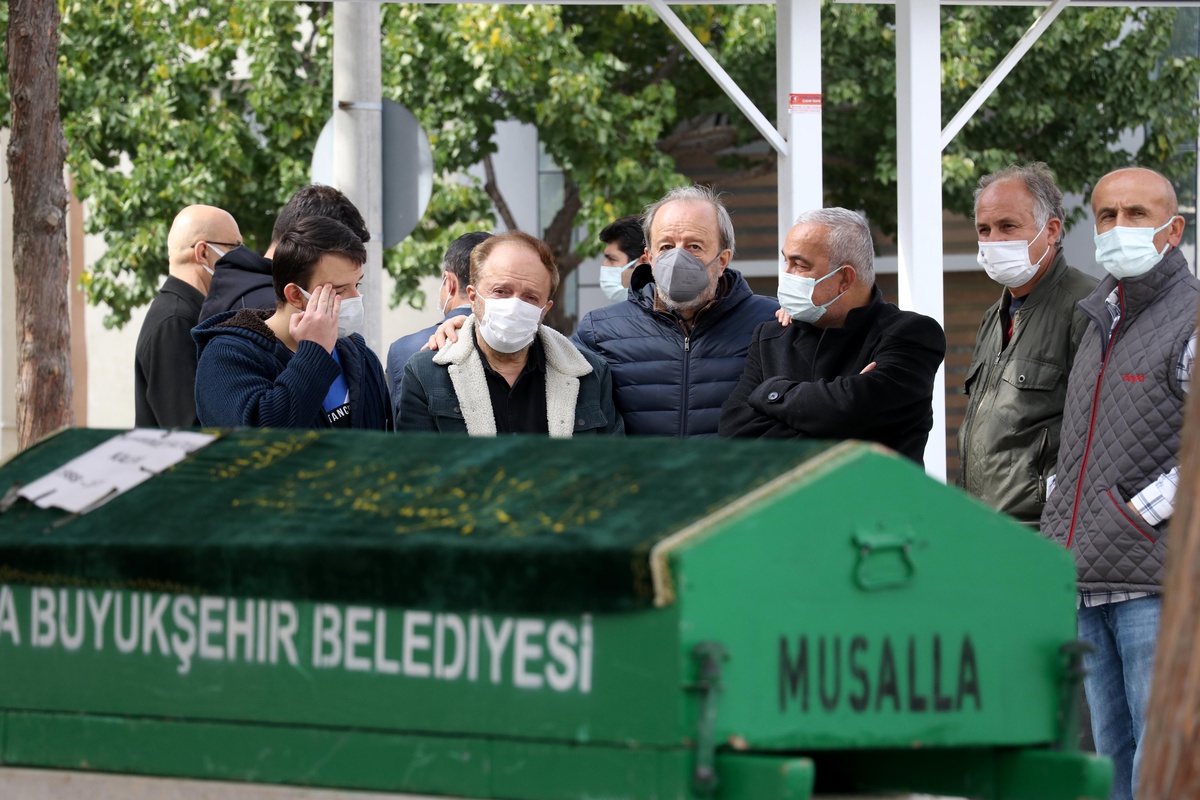 Zümrüt Apartmanı enkazından kurtulup Antalya\'da balkondan düşerek ölen Kalem, Konya\'da toprağa verildi
