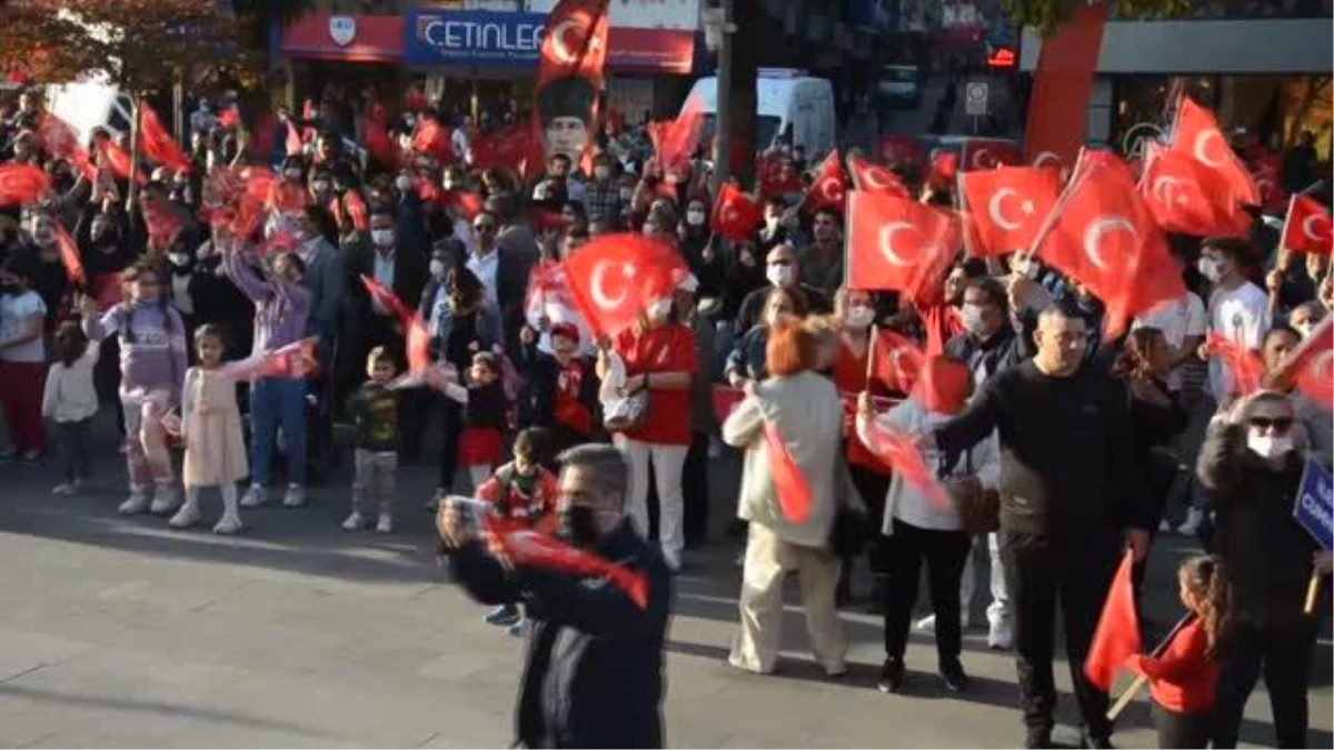 500 metre uzunluğundaki Türk bayrağıyla kortej yürüyüşü yapıldı