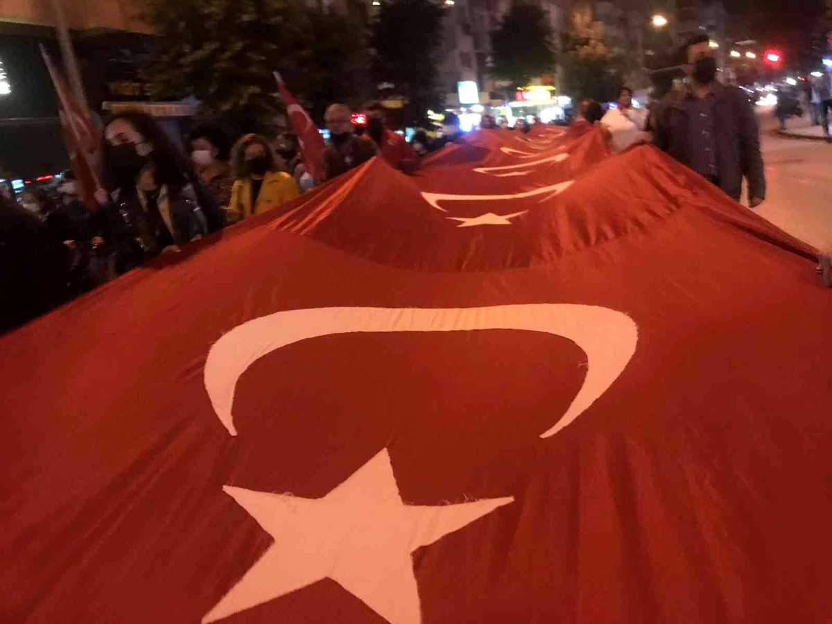 500 metrelik bayrakla cumhuriyet yürüyüşü
