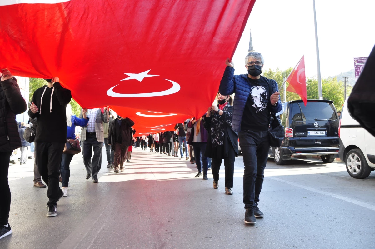 Afyonkarahisar\'da Cumhuriyet yürüyüşü düzenlendi