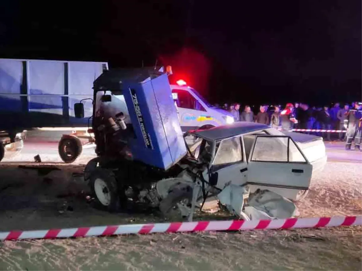 Son dakika haber... Aksaray\'da traktöre çarpan otomobilin sürücüsü öldü