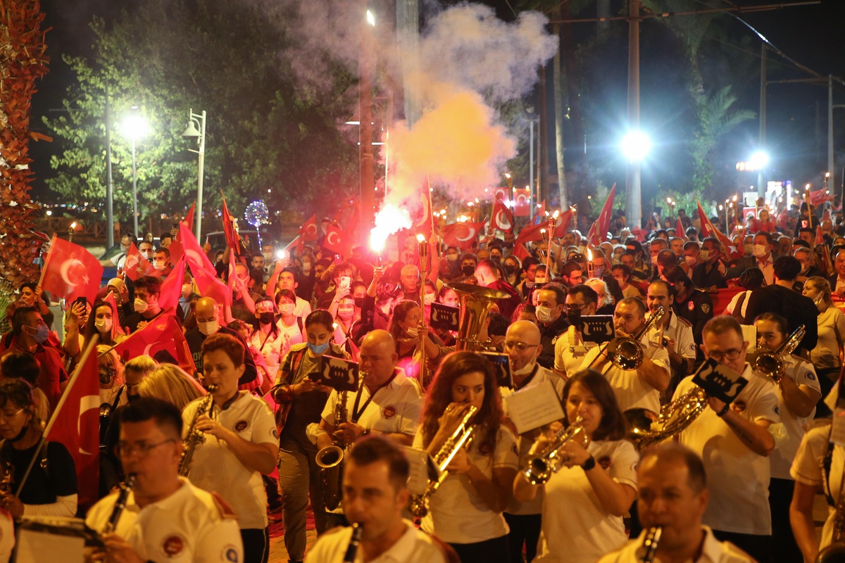 Cumhuriyet\'in 98. yıl dönümü fener alayıyla kutlandı
