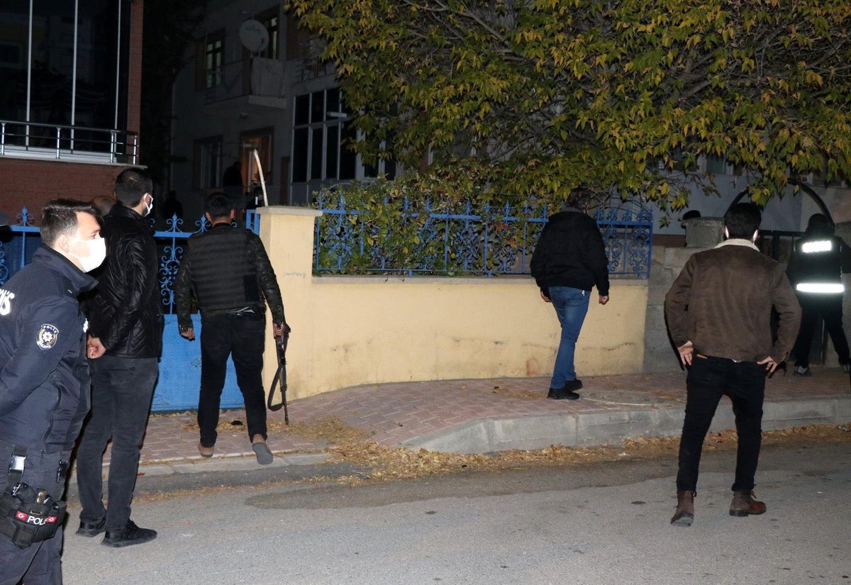 Son dakika haberi! Balkondan rastgele ateş açan alkollü şahıs, polisin operasyonuyla etkisiz hale getirildi