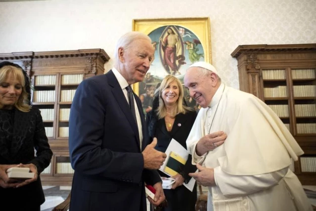 Biden'dan Papa'ya: Tanıdığım en önemli barış savaşçısısınız 