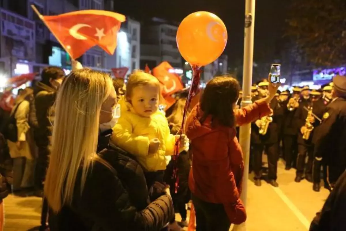 Bolu\'daki kutlamalarda komandoların geçişi alkışlandı (2)