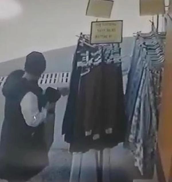 Çaldığı eşofmanı giyip mağazanın önünden geçince yakalandı