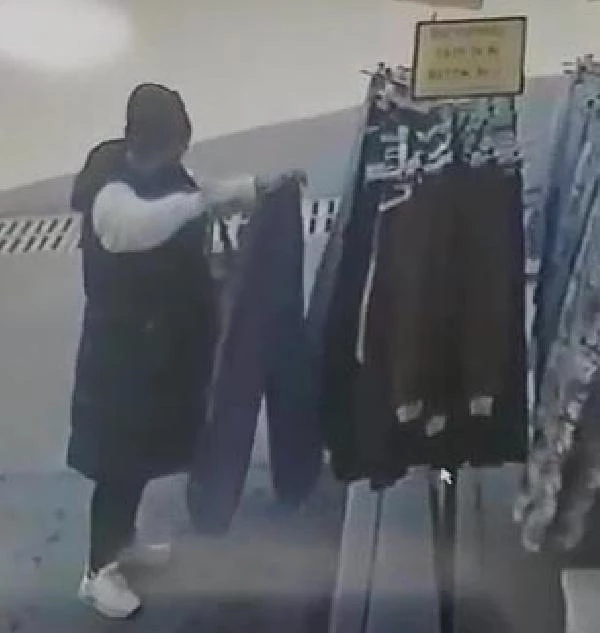 Çaldığı eşofmanı giyip mağazanın önünden geçince yakalandı