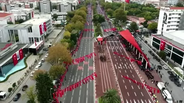 Cumhuriyet Bayramı dolayısıyla Vatan Caddesi'nde tören geçişi düzenlendi (2)