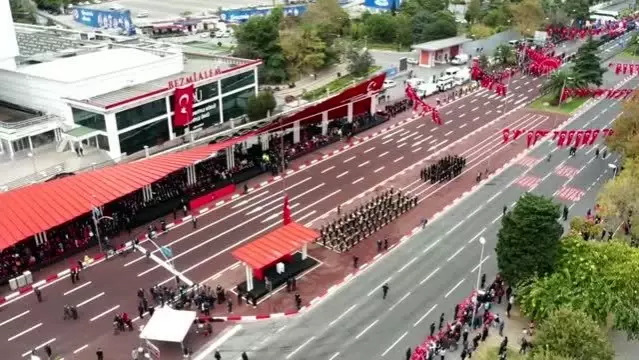 Cumhuriyet Bayramı dolayısıyla Vatan Caddesi'nde tören geçişi düzenlendi (2)