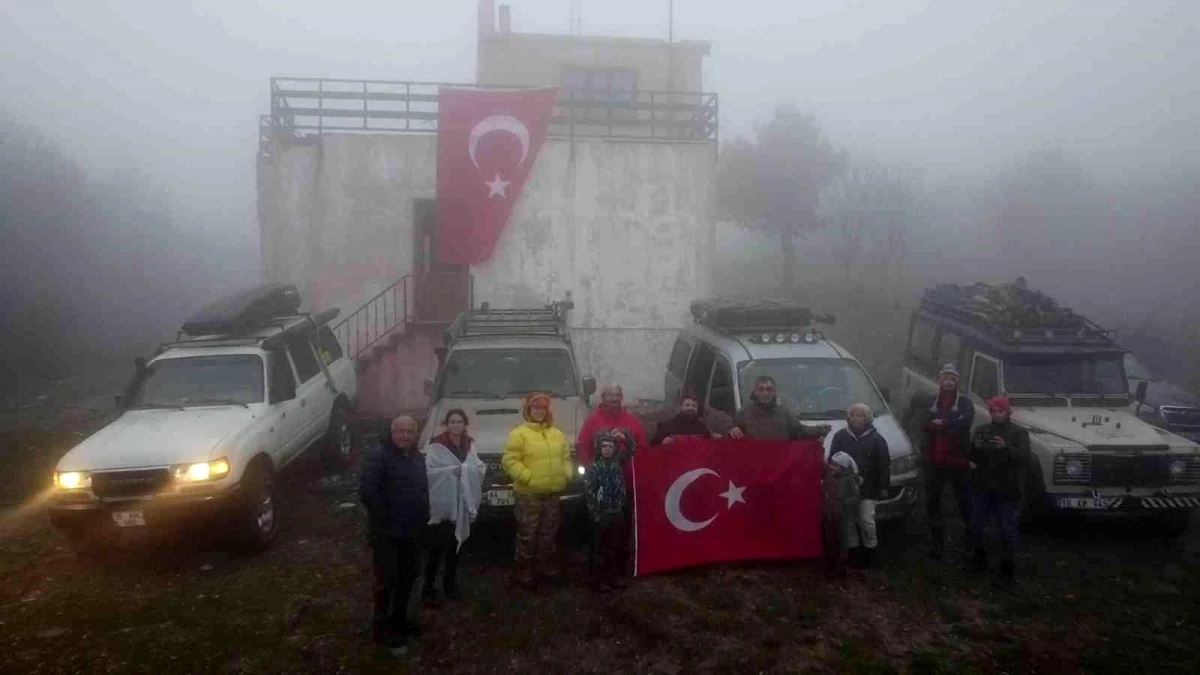 Cumhuriyet Bayramı için Kazdağları\'nın 1029 rakımlı tepesinde bulutların içinde bayrak açtılar