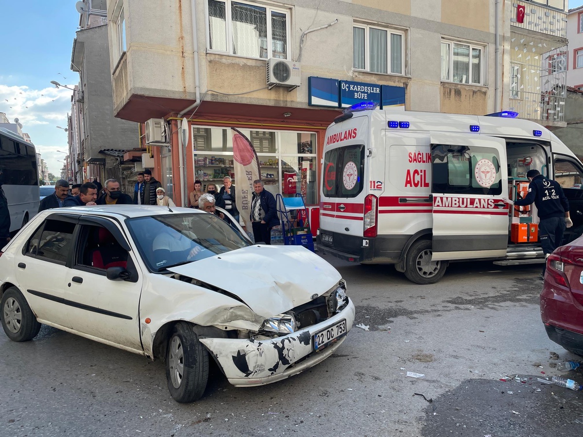 Son dakika haberleri! Pikap ve otomobilin çarpıştığı kazada 5 kişi yaralandı