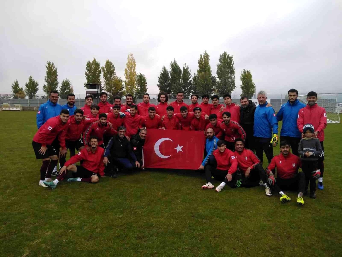 Elazığspor, 29 Ekim\'i Türk bayrağı açarak kutladı