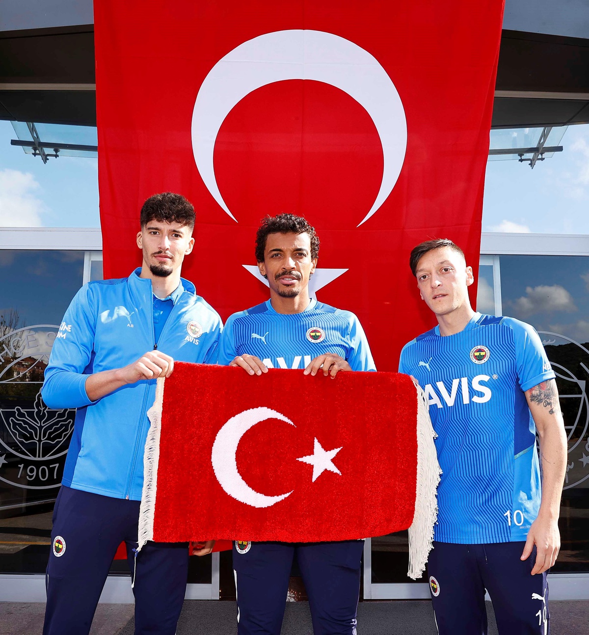 Fenerbahçe Futbol Takımı\'nın kaptanları, 29 Ekim Cumhuriyet Bayramı\'nı kutladı