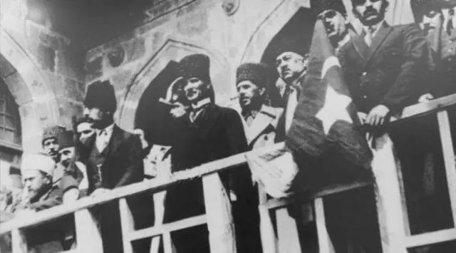 Tüm yurtta aynı coşku var! Türkiye Cumhuriyeti 98'nci yaşını kutluyor Tüm yurtta aynı coşku var! Türkiye Cumhuriyeti 98'nci yaşını kutluyor