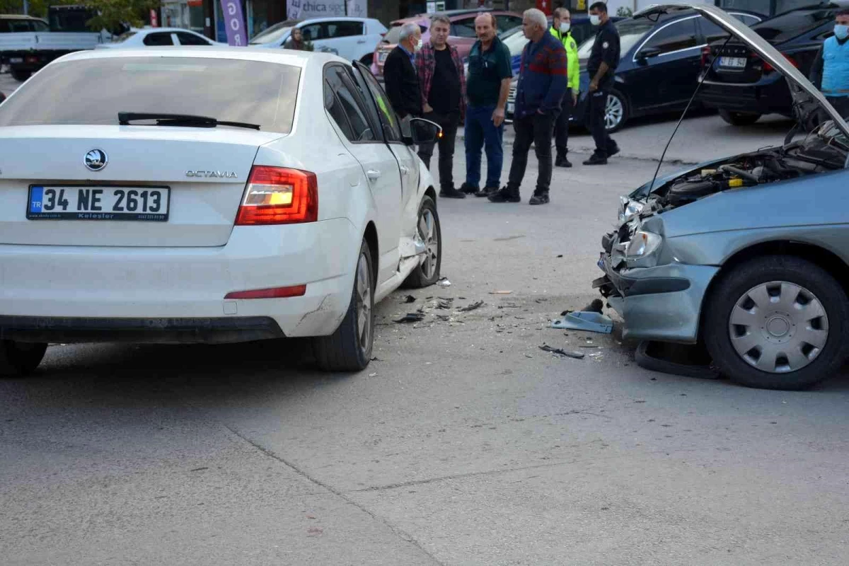 İki otomobil çarpıştı, araçta sıkışan felçli vatandaşı ekipler çıkardı