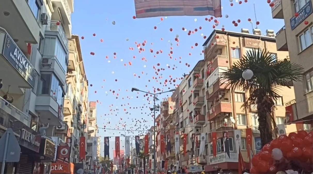 İzmir\'de Cumhuriyet coşkusu: 5 bin balon aynı anda gökyüzüne bırakıldı