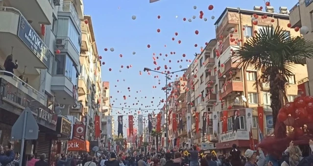 İzmir'de Cumhuriyet coşkusu: 5 bin balon aynı anda gökyüzüne bırakıldı