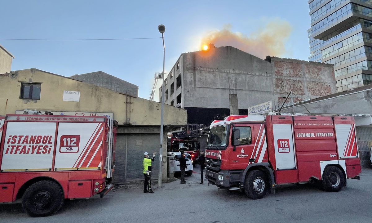 Kadıköy\'de boş binanın çatısındaki yangın söndürüldü