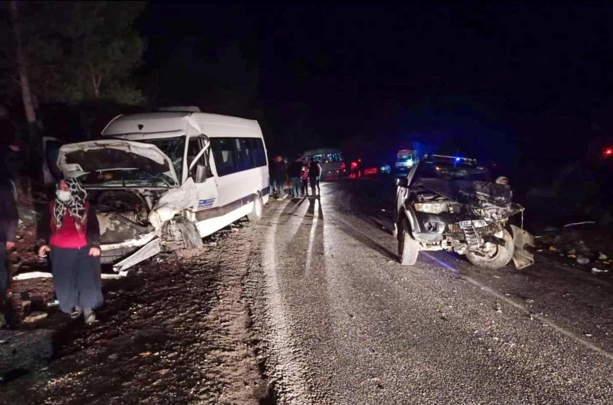 Kahramanmaraş\'ta minibüs ile kamyonet çarpıştı, 15 kişi yaralandı